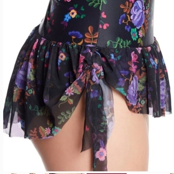 Marilyn Monroe Floral Skirted One Piece Swimsuit - M - Picture 3 of 9